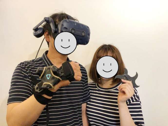 VR忍者ゲームの装置をつけた男性と手裏剣を持つ女性