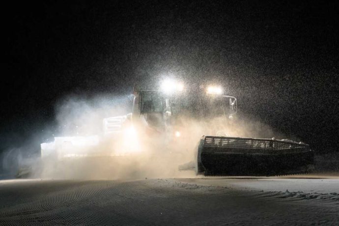 ニセコモイワスキーリゾートで夜中に圧雪作業をする様子