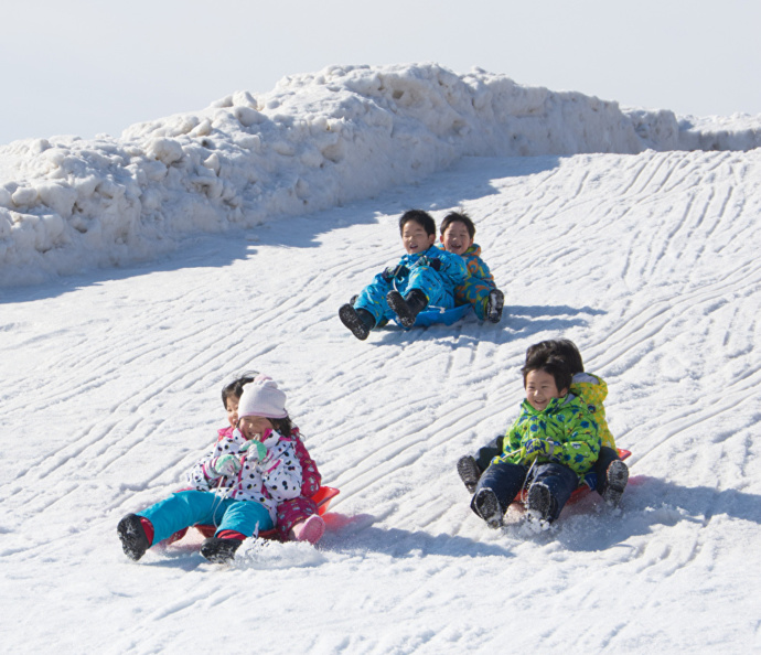 福島県西会津町の広場で雪遊びをする子どもたち
