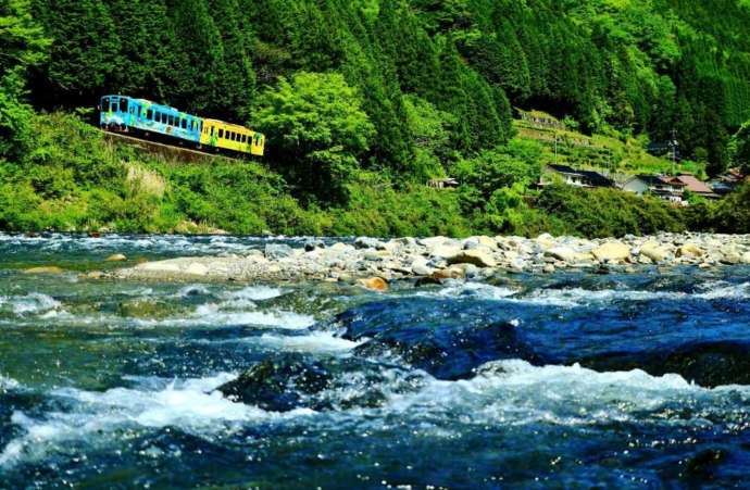 「錦川鉄道」が運営する錦川清流線で夏でも涼しげな錦川の側を走る列車
