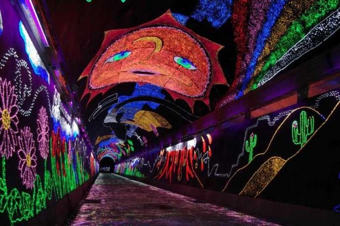 トロッコ遊覧車「とことこトレイン」で通過する「きらら夢トンネル」の幻想的な蛍光石の壁画