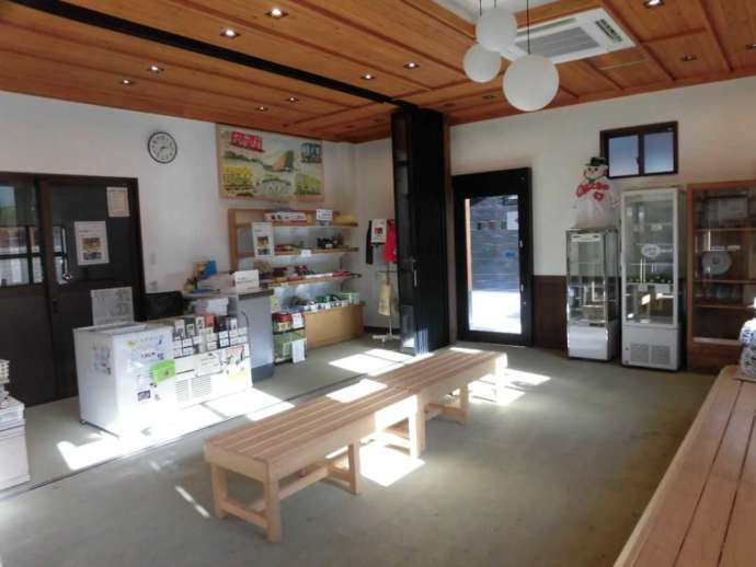 「錦川鉄道」が運営する錦川清流線の終点錦町駅の売店の様子