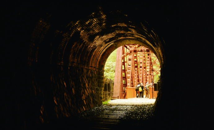 JR福知山線廃線敷のトンネル内から入口を見た風景