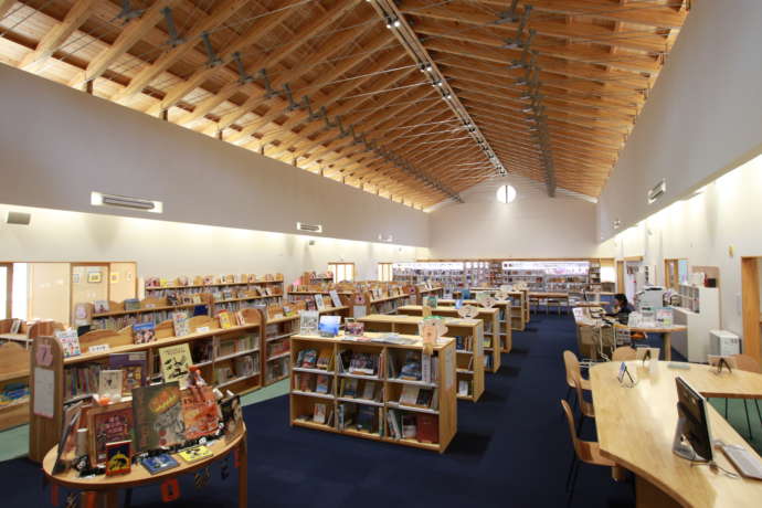 西ノ島町コミュニティ図書館の内部