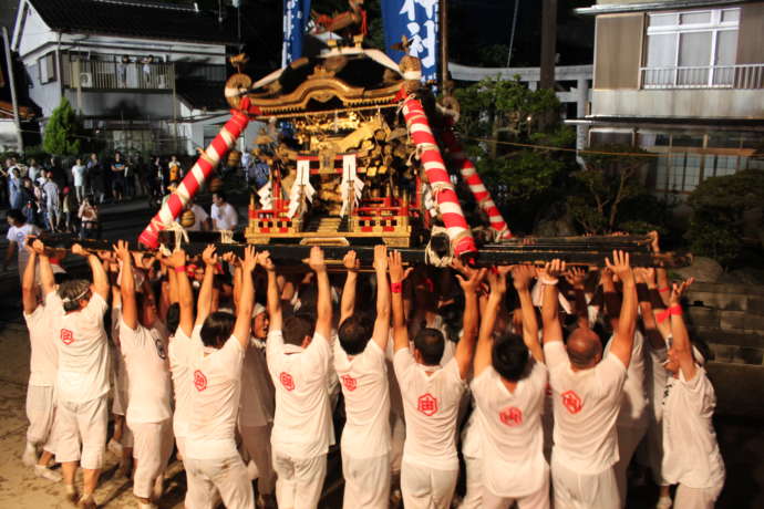 由良比女神社の例大祭で神輿を担ぐ人々