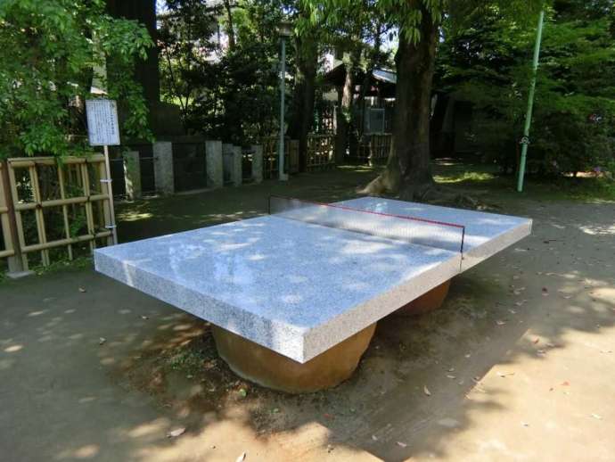 新田神社にある石の卓球台