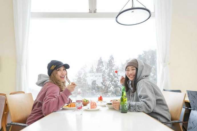 レストラン「トロル」の窓際席で食事を楽しむ女性2人組の写真