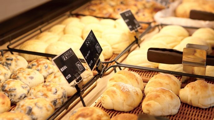 道の駅「のと千里浜」にある直売所で売られている数種類のパン