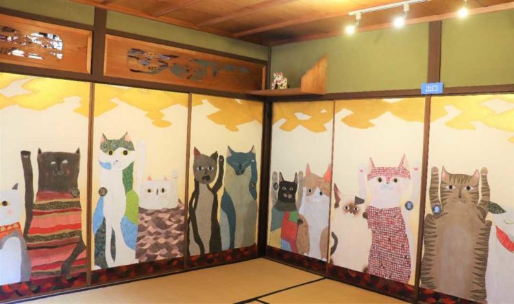 京都府左京市にある猫猫寺の襖絵