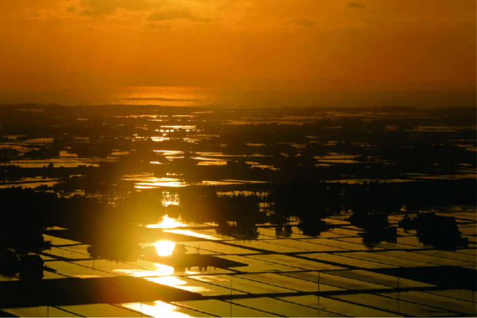 舟見城址館から眺める夕陽の光景
