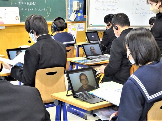 大洗町の中学校で行われているオンライン英会話の様子