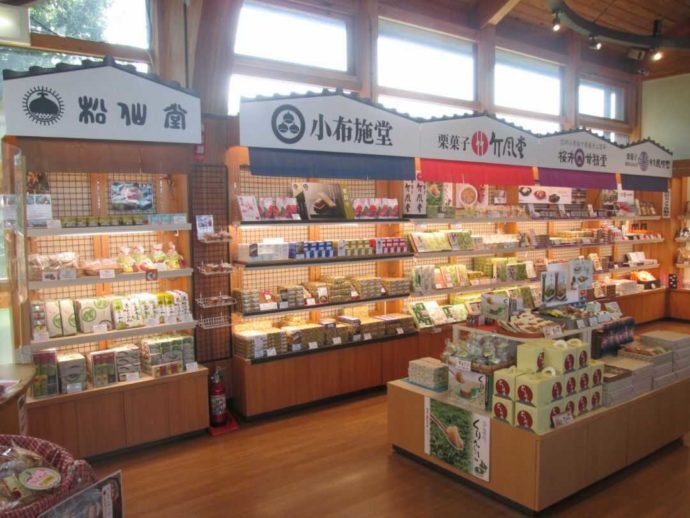 長野県上高井郡小布施町にある「道の駅オアシスおぶせ」の栗菓子コーナー