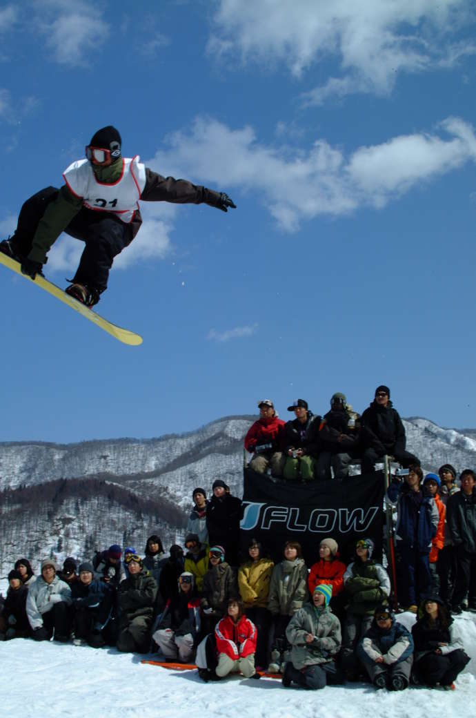 花笠高原スキー場でスノーボードを楽しむ人々