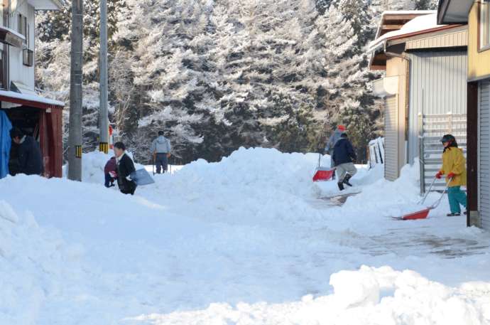 雪かきをする尾花沢市の市民