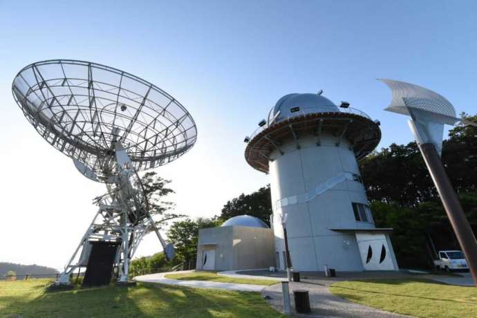 8m電波望遠鏡とプラネタリウム棟と星の塔