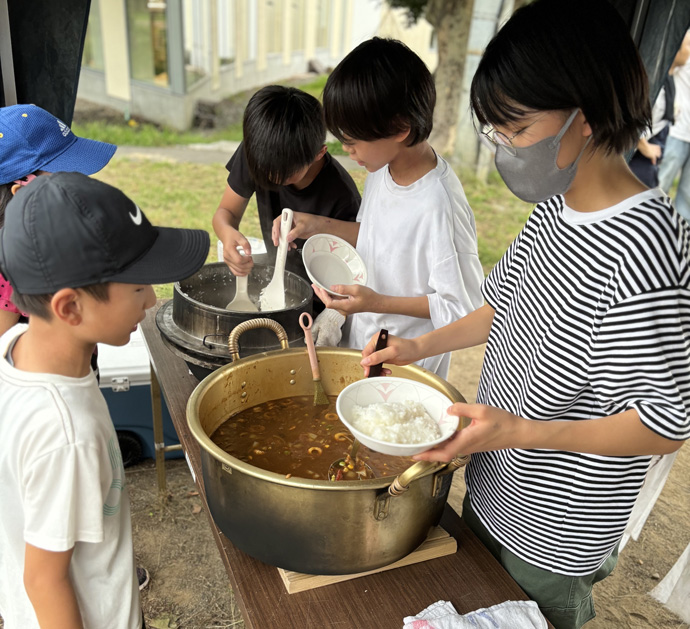 長野県小布施町で実施している子育て支援の子ども教室でカレーを作る子どもたち