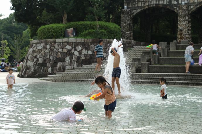 大府みどり公園の噴水で遊ぶ子どもたち