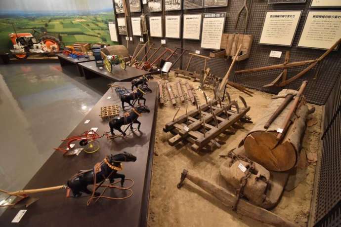 「帯広百年記念館」に展示される農機具類