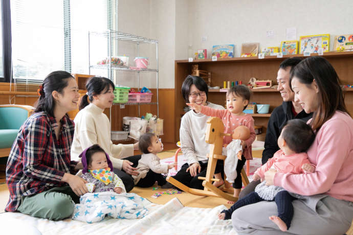 小値賀町の子育て支援センターで交流する保護者と赤ちゃん