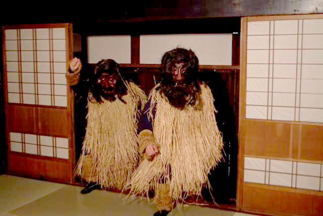 秋田県にある「男鹿真山伝承館」に入ってくる2匹のナマハゲ