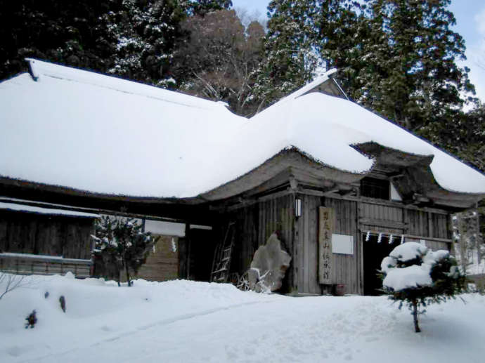 雪の日の男鹿真山伝承館の外観