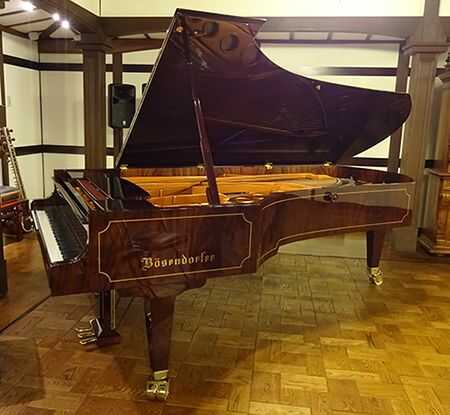 小黒恵子童謡記念館の1階に展示されているベーゼンドルファー社のピアノ