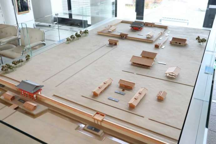 「奥州市埋蔵文化財調査センター」1階ロビーに展示される「胆沢城の復元模型」