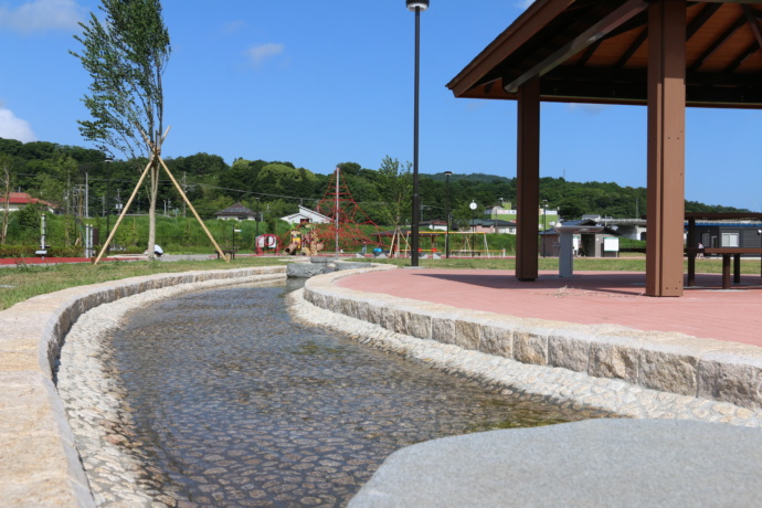 神奈川県大井町の「おおい中央公園」のせせらぎ水路の写真