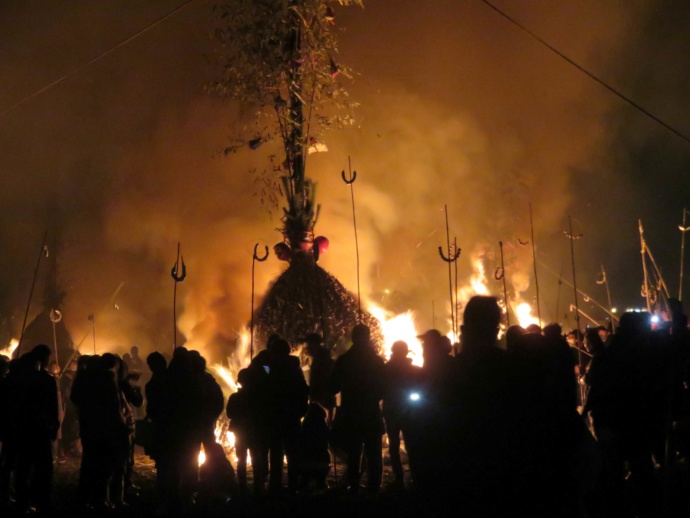 大磯の伝統行事「大磯の左義長」のお焚き上げの写真