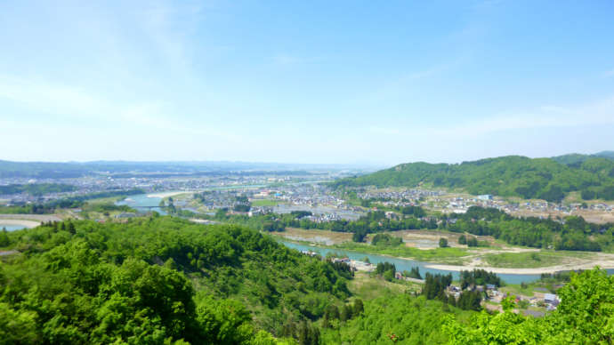 小千谷市の市街地と、市内を流れる信濃川