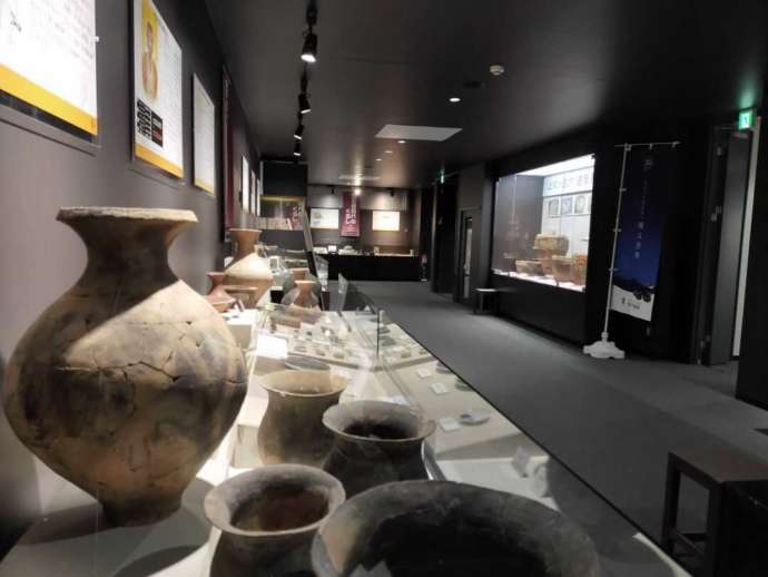 岡谷美術考古館の考古展示室