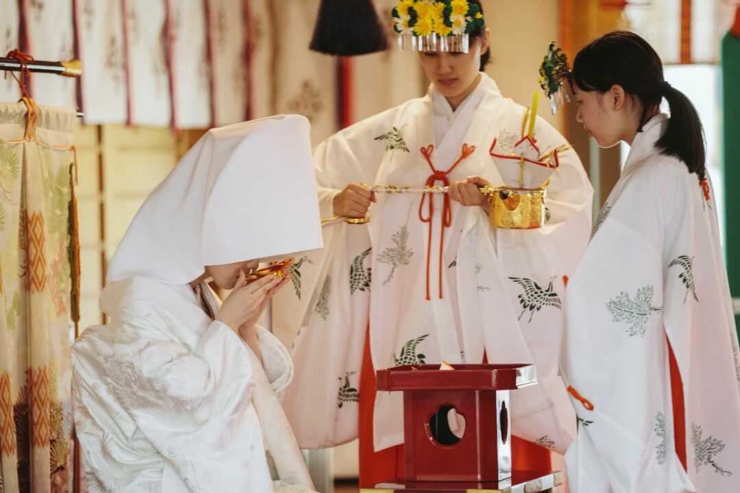 岡山神社の神前式で誓盃の儀を行う新婦の様子