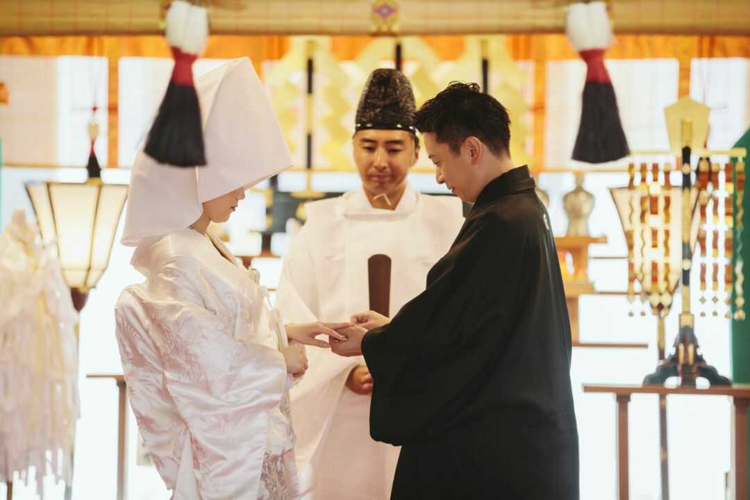 岡山神社の神前式で指輪の儀が行われる様子