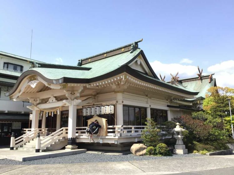 岡山県岡山市の岡山神社の拝殿を斜めからのぞむ
