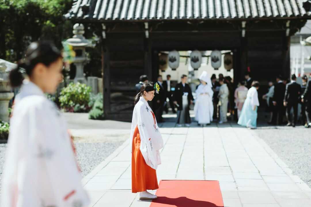 岡山神社での神前式で参進が始まる瞬間