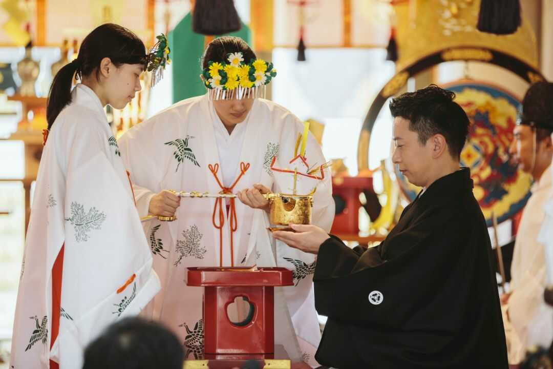 岡山神社の神前式で誓盃の儀が始まる様子