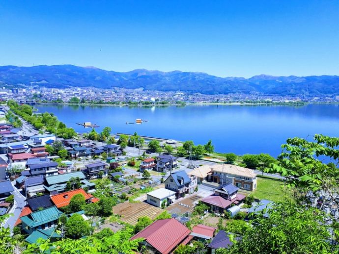 長野県岡谷市から眺めた諏訪湖