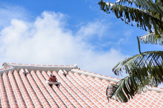 沖縄県南城市「おきなわワールド」の建物の屋根にあるシーサー