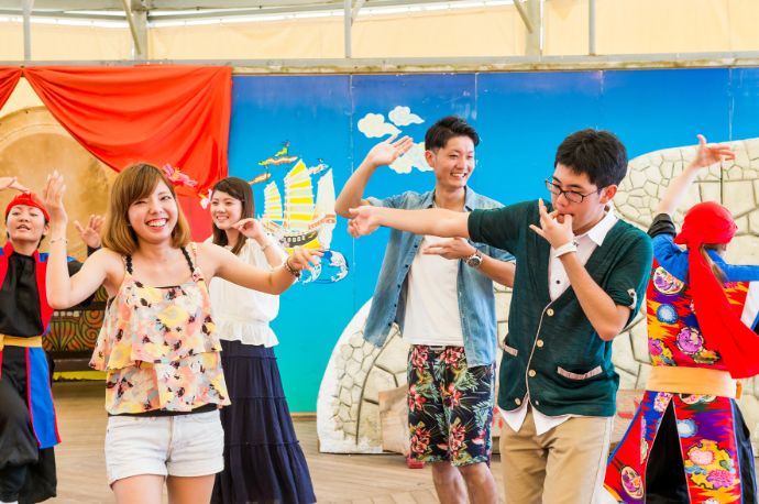 沖縄県南城市にある「おきなわワールド」で楽しそうにエイサーを踊るお客さん
