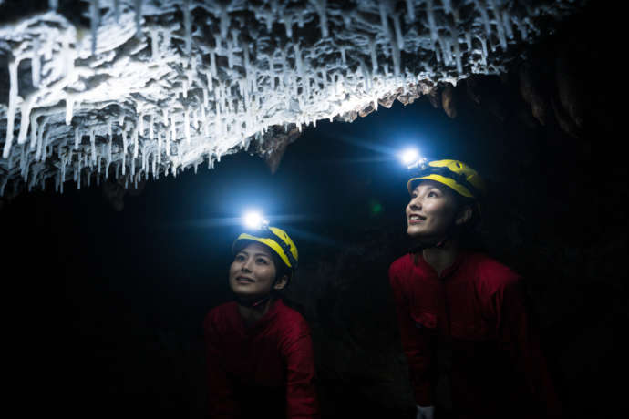沖縄県南城市にある「おきなわワールド」での南の島の洞くつ探検の様子
