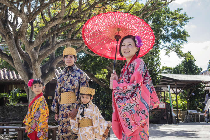 沖縄県南城市にある「おきなわワールド」で体験できる琉装さんぽの様子