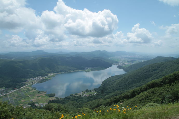 長野県大町市にある木崎湖の全景