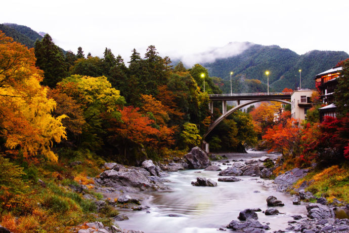 秋の「御岳渓谷遊歩道」から望める風景