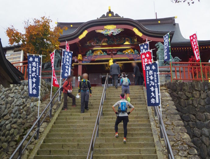 武蔵御嶽神社の本殿前にある階段