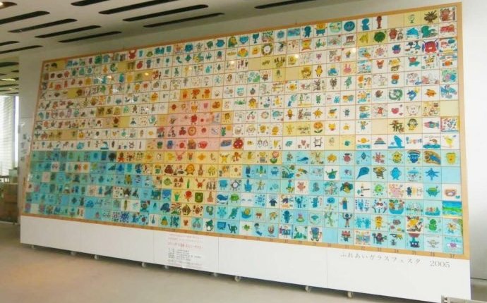 きららガラス未来館の多目的ホールにある、山陽小野田市の小学生作の壁画の写真