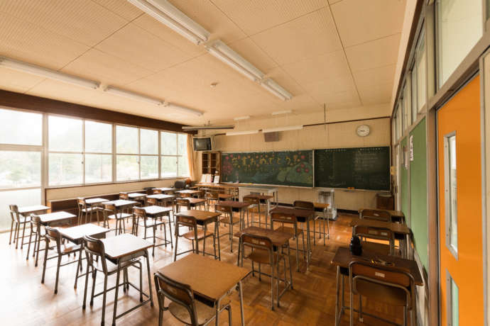 「舟伏の里へ おんせぇよぉ～」のある岐阜県山県市の旧北山小学校の教室の様子