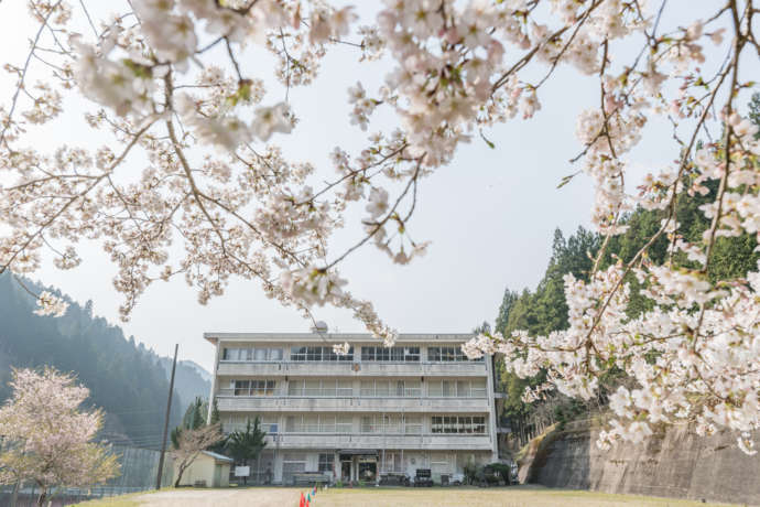 「舟伏の里へ おんせぇよぉ～」のある岐阜県山県市の旧北山小学校の外観