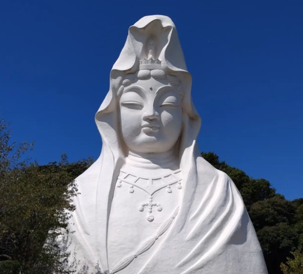 大船観音寺に鎮座する白衣観音像のアップ写真