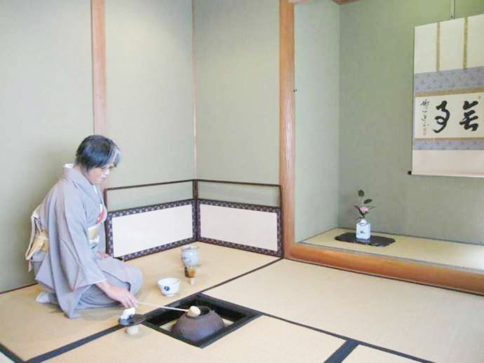 「大原富枝文学館」の敷地内にある茶室「安履庵」で行われる呈茶