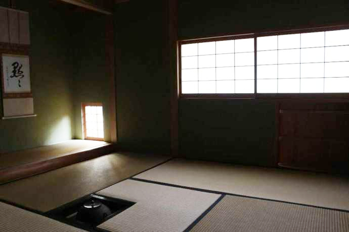 「大原富枝文学館」の敷地内にある茶室「安履庵」の内部